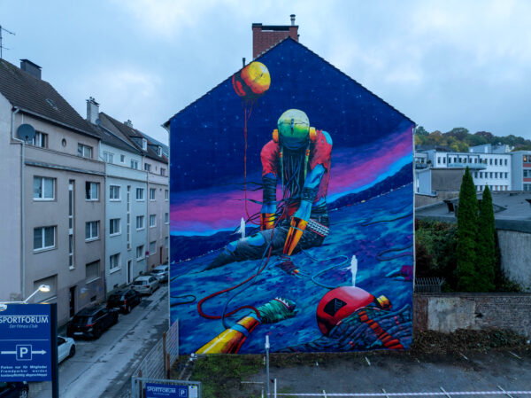 Imagen de un edificio con un mural de 50x70cm